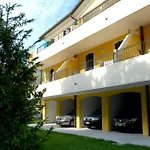 Lovely Flat In A Building Surrounded By Garden Bibione