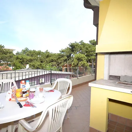 Lovely Flat In A Building Surrounded By Garden