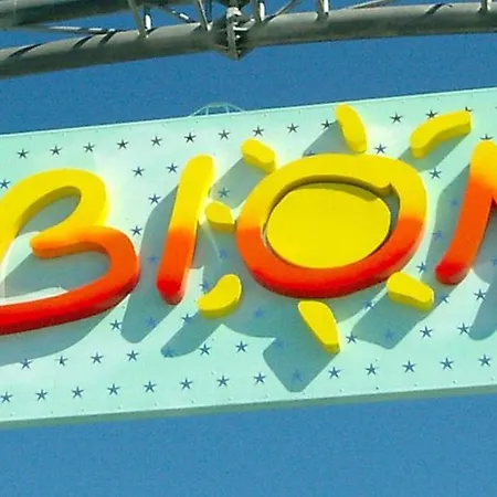 Lovely Flat In A Building Surrounded By Garden